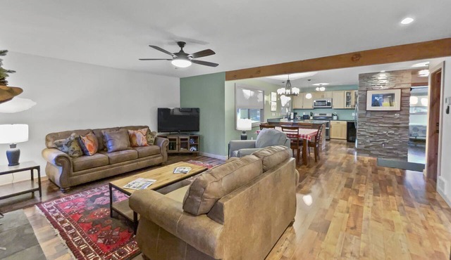 Fourth Sister Retreat - Great location with fireplace, community pool & hot tub in Sisters