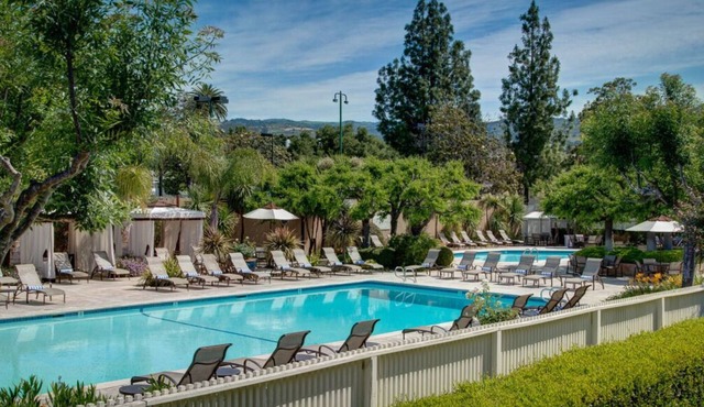 FREE Parking! 4 Spacious Suites, Close to Darioush Winery, Onsite Golf Course! in Napa