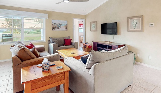 Golf course-view retreat with a private, heated pool, lanai, AC, & washer/dryer in Rotonda West
