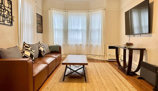 Gorgeous 3 Bedroom Flat in Oakland - Walk to BART & BUS. Mins to SF & Berkeley