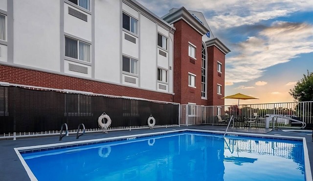 Great Amenities Onsite! Outdoor Pool and Terrace, Free Continental Breakfast