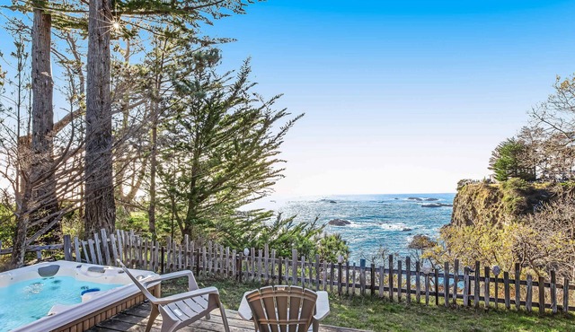 Gualala 1BR cove-view cottage with hot tub near Gualala Point Park in Gualala