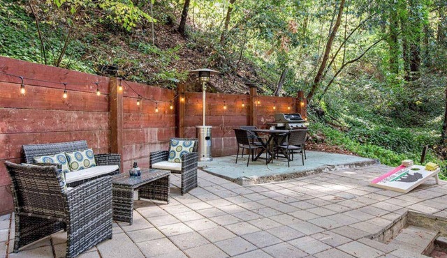 Guerneville 2BR canyon house with skylit loft & forest views