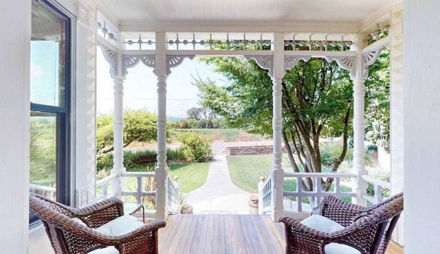 Healdsburg 2BR Victorian vineyard cottage with mountain views