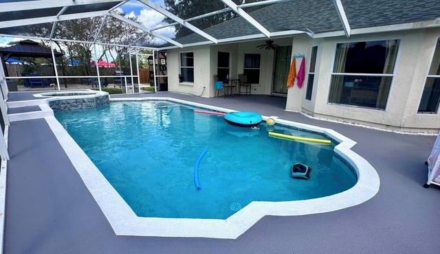 High Tide Getaway/Spacious 4 bed house in Brandon with pool and hot tub/Fits 12 in Brandon