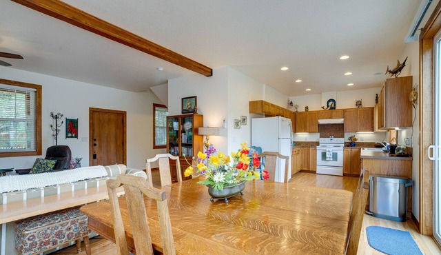 Historic District Home - Walk to Willapa Bay! in Oysterville