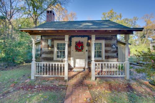 Historic Marshall Log Cabin Less Than 1 Mi to Dtwn! in Marshall