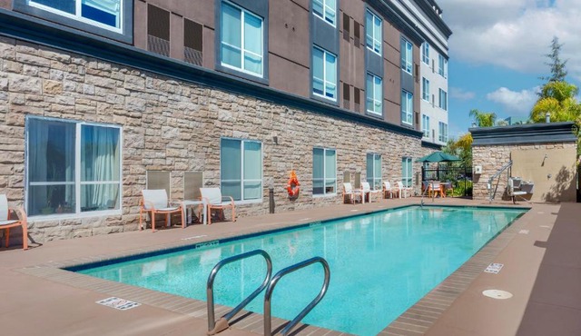 Holiday Inn & Suites Oakland - Airport by IHG