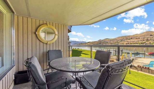 Ideal 2BR Lakefront Petersons Waterfront Resort in Chelan