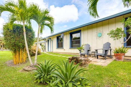 Jupiter Cottage w/Patio, Gas Grill & Fire Pit! in Jupiter