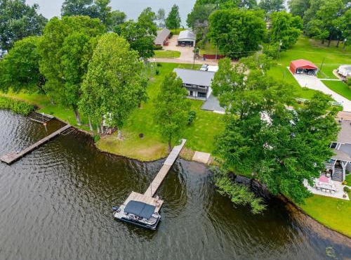 Lake Front Luxury Fire Pit, Boat Ramp, Grill in Lone Star