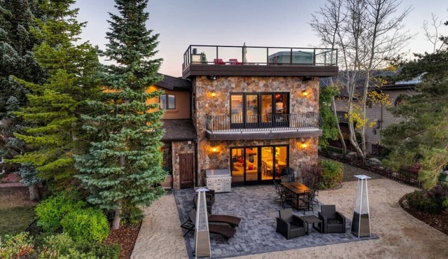 Lake Front Villa w/Rooftop Hot Tub & Private Dock