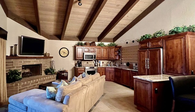 Lake Views, WiFi, Dish TV, Large Driveway for Watercraft and Private Slip! in Lake Nacimiento