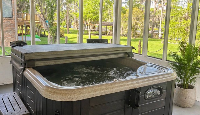 Lakefront cabin with sweeping views of Caddo Lake, kayaks and a canoe, plus a ping pong table for fun downtime. in Karnack