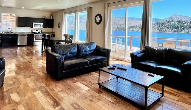 Lakefront Haven: Pet-Friendly Home, Hot Tub, Flat Grassy Yard in Chelan