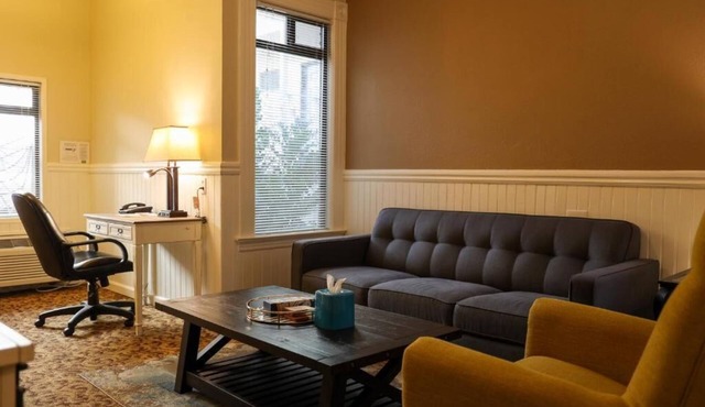 Living Room With 2 Bed Rooms Suite,Central Motel in SOMA,Free Parking,Breakfast