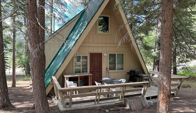 Lodgepole Chalet 3 Bedroom Home by RedAwning