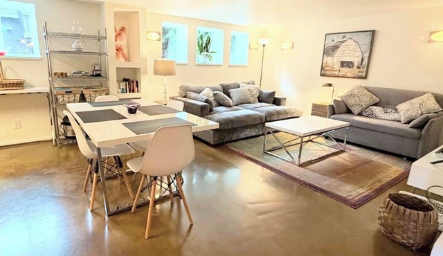 Lovely 2-bedroom apartment in Seattle in vibrant Wallingford Neighborhood in Seattle