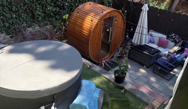 Lovely 2 bedroom apartment with hot tub,Sauna and rooftop near Lake Merritt in Oakland