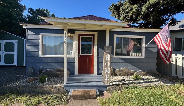 Lovely 2-bedroom house very close to downtown in beautiful La Grande in La Grande