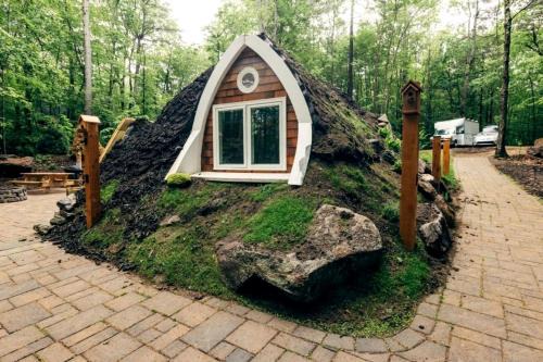 Luxurious and Carbon Neutral Hobbit House with Private Hot Tub in Springvale, Maine, Perfect for a Relaxing Weekend Getaway in Sanford