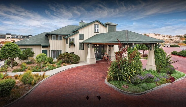 Luxurious Ocean Front Resort with Great Amenities