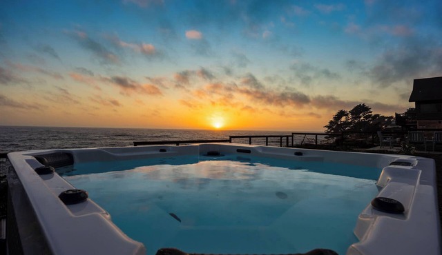 Luxury Oceanfront Retreat w/Hot Tub, Fire Table & Pacific Views near S.F.