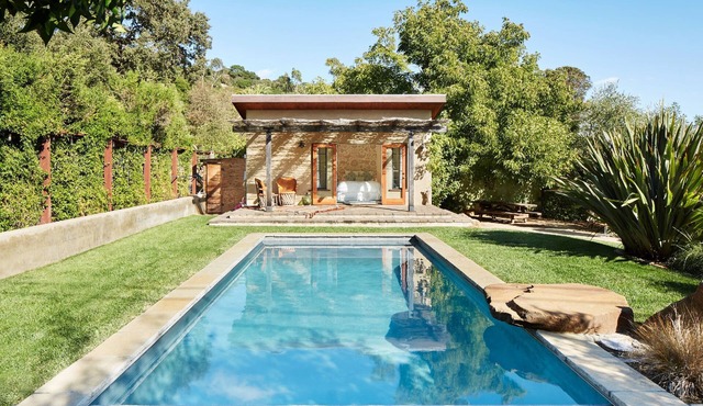 Modern Hacienda Near Downtown Sonoma! ~ Walk to Plaza. Mid Week Discounts