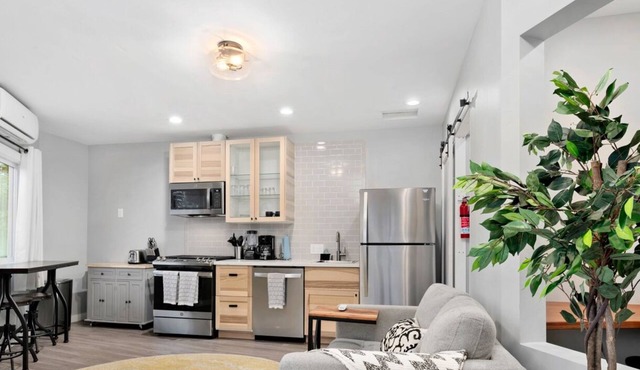 Modern Luxury - Private Entrance and Fully Loaded