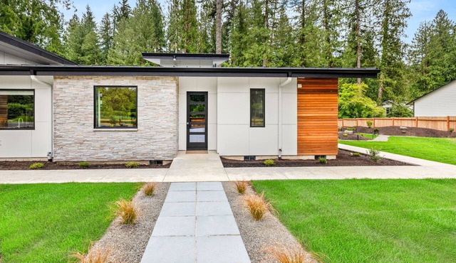 Modern Mountain Luxury Creekside Retreat in Sandy