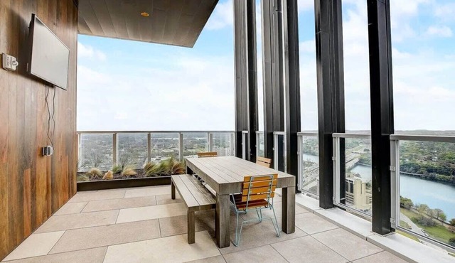 Modern Rainey St Oasis - Pool & Stunning Views in Austin