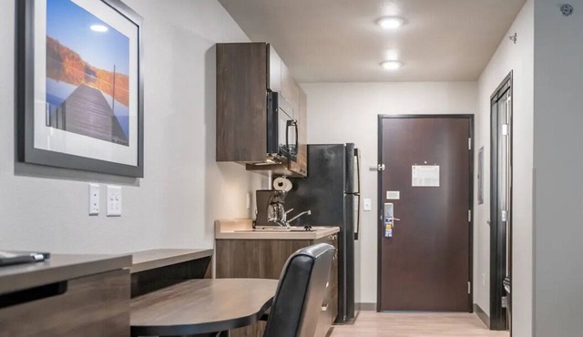 Modern Suite w/Kitchen – Experience Ultimate Comfort in Redding in Redding