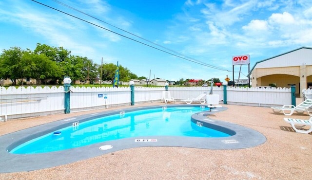 Modern Unit Near Agave Jalisco – Pet Friendly, On‑site Parking & Pool in Three Rivers