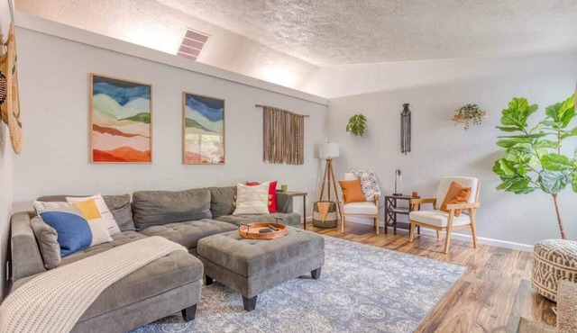 Monmouth Retreat: Hot Tub, Playground & Game Room in Monmouth