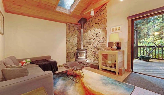 Monte Rio 2BR redwood cottage with stone fireplace near river beach