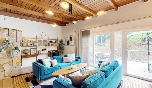 Monte Rio 3BR riverfront retreat with hot tub — dog friendly