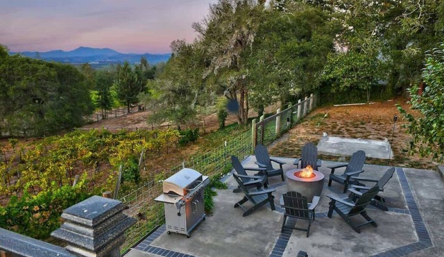 Moore Farmhouse - Hot Tub & Tastings Included