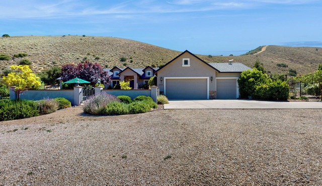 Mountain-View Backyard Oasis! King City Getaway