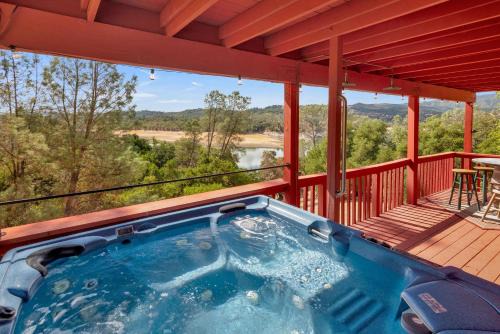 Naci Lakeview Retreat by AvantStay