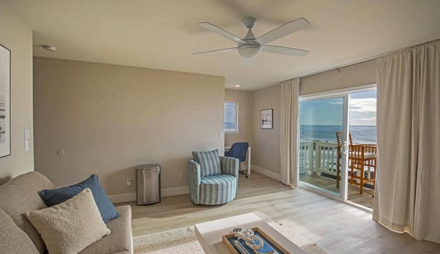 Oceanfront Mini Suite | King | Jacuzzi | Rm 5 in Whitethorn