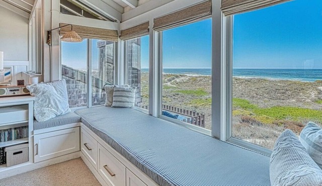 Oceanfront Retreat Private Hot Tub 3 King Suites + Loft Walk to Beach