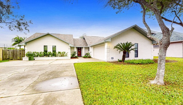 One-level home with huge back yard, adjacent nature trail, & screened patio in Laguna Vista