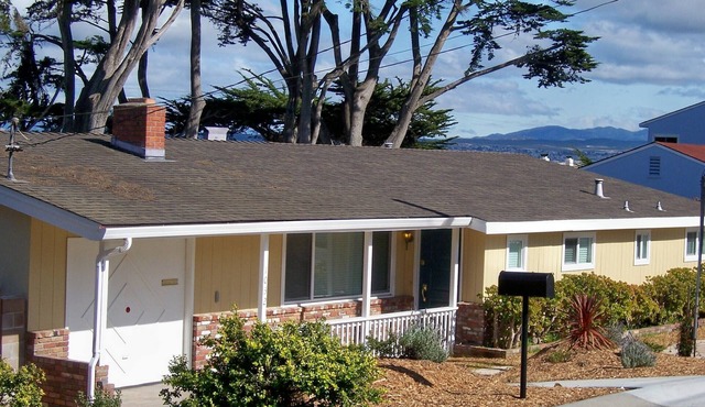 Pacific Grove "Beach Tract" cozy yellow bungalow 1 street from Monterey bay