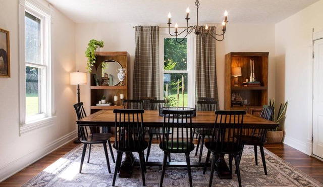 Peaceful 4 Bed Historic Farmhouse in Lancaster Min to Hocking hills! Sleeps 10 in Lancaster
