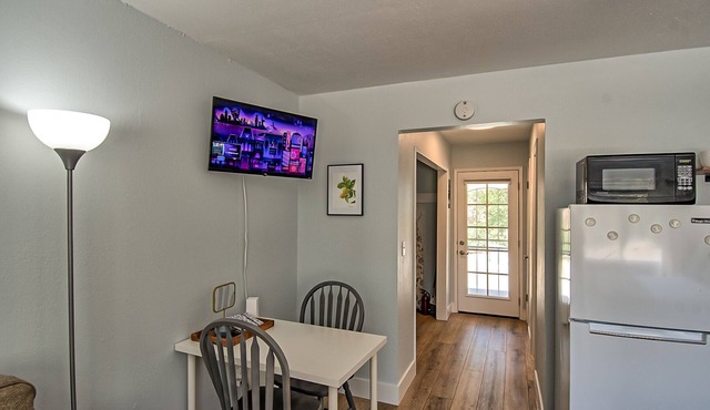 Peaceful Cottage Retreat - 1 mile from Lake Shasta in Shasta Lake