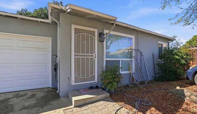 Perfect Location, Contemporary 2-bedroom house in Mountain View with EV charger.