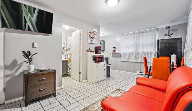 Pet Friendly/RedStudio1116F/FastWiFi/BigTV/FreePKG/near Downtown Aurora. in Aurora