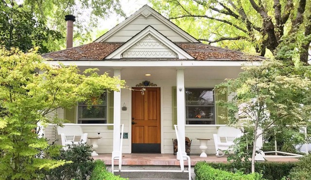 Private Napa Valley Cottage, Peaceful, Pet Friendly, and Walkable to Downtown