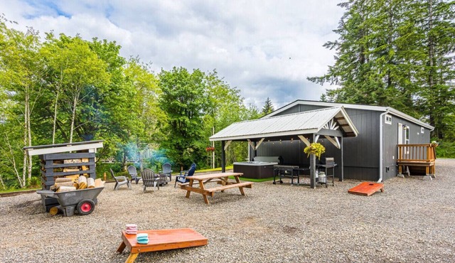 Private Riverfront home w/Hot tub, central to ONP in Beaver