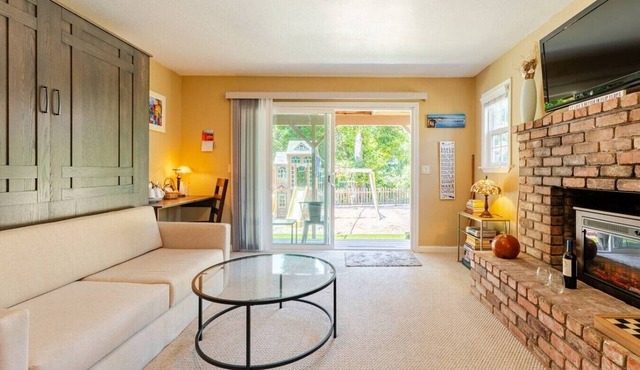 Private Room in the Redwoods/Close to Beach